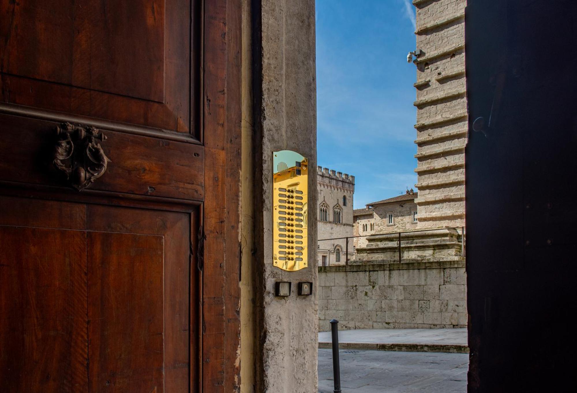 Maggiore Suite - Piazza IV Novembre بيرودجا المظهر الخارجي الصورة